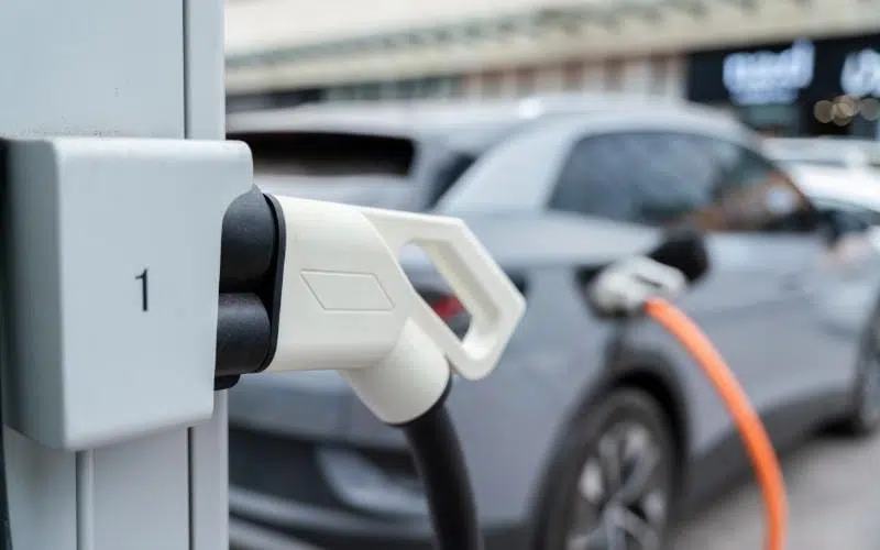 Uma das mudanças mais notáveis na indústria mecânica é a ascensão dos veículos elétricos. Com crescente preocupação ambiental e esgotamento dos recursos naturais, a busca por alternativas